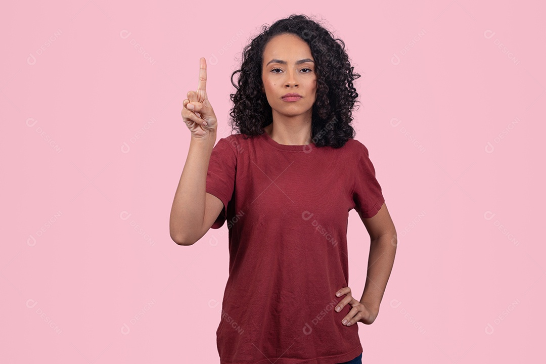 Linda mulher jovem cabelo cacheado sorridente sobre fundo branco