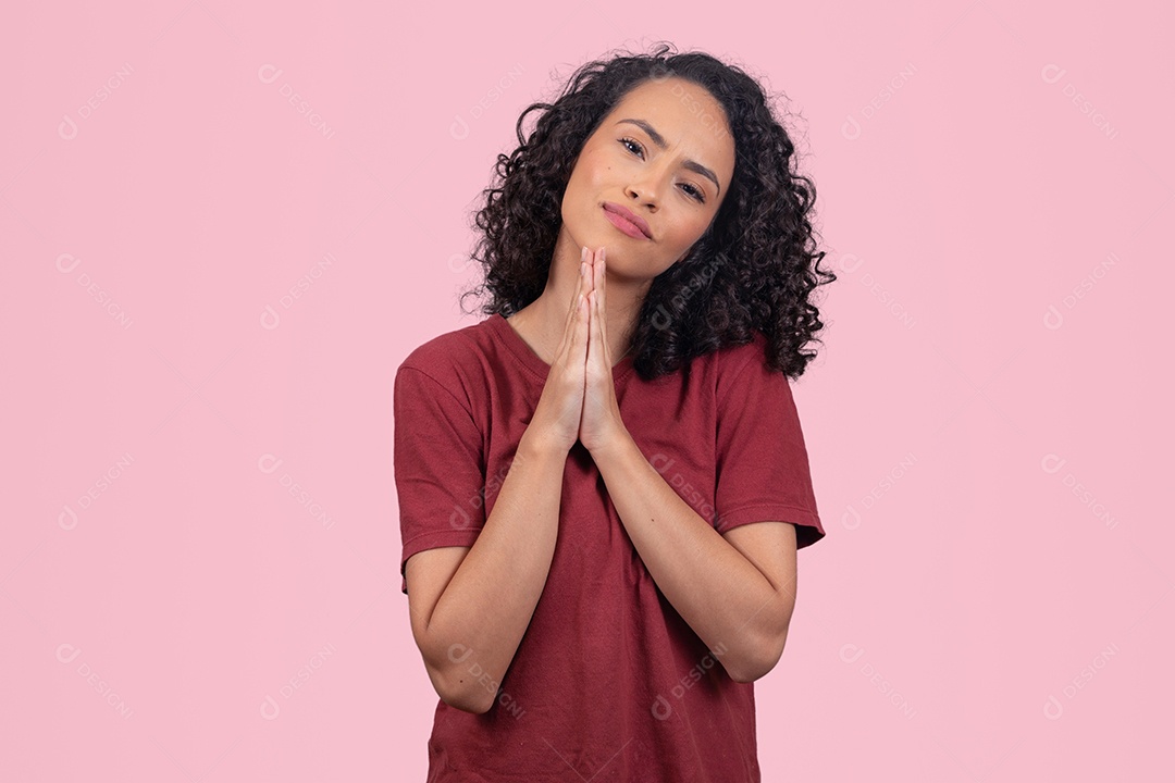 Linda mulher jovem cabelo cacheado sorridente sobre fundo branco