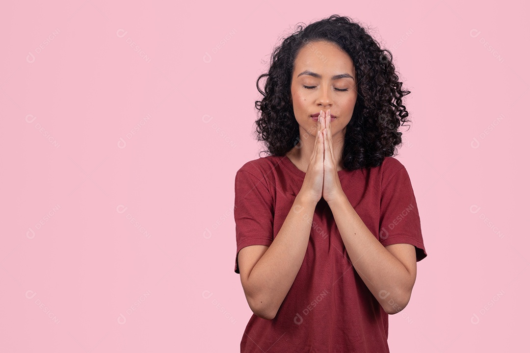 Linda mulher jovem cabelo cacheado sorridente sobre fundo branco