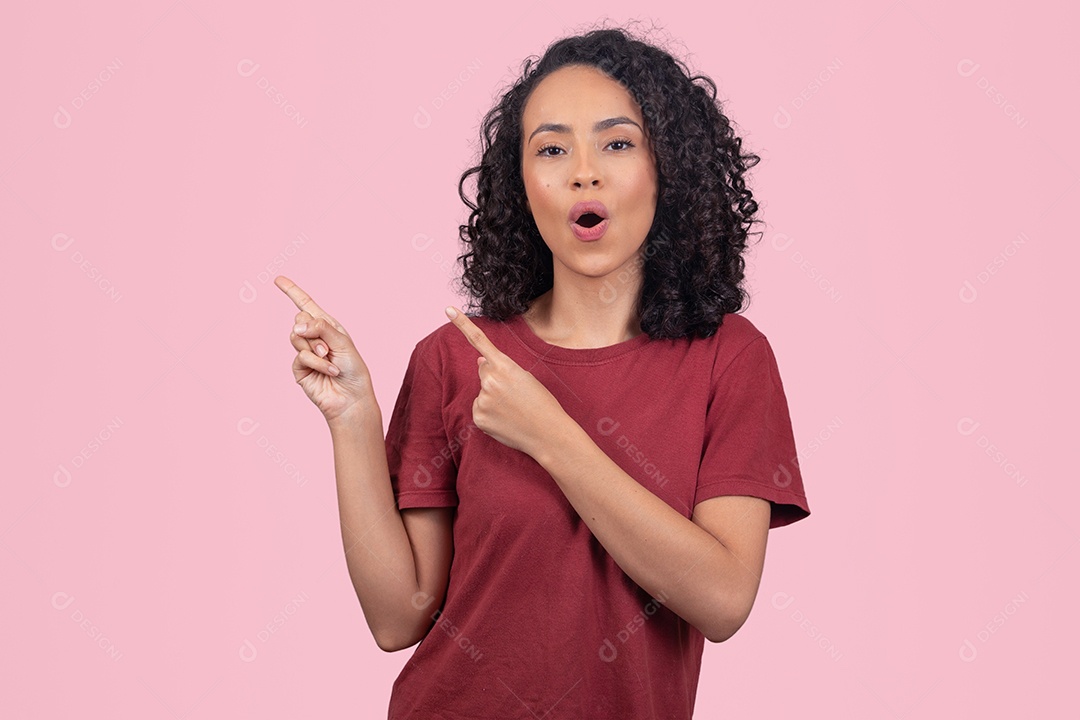 Linda mulher jovem cabelo cacheado sorridente sobre fundo branco