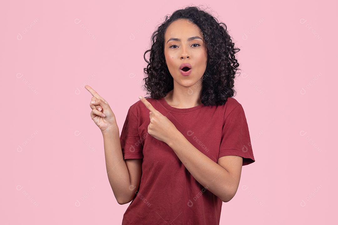 Linda mulher jovem cabelo cacheado sorridente sobre fundo branco