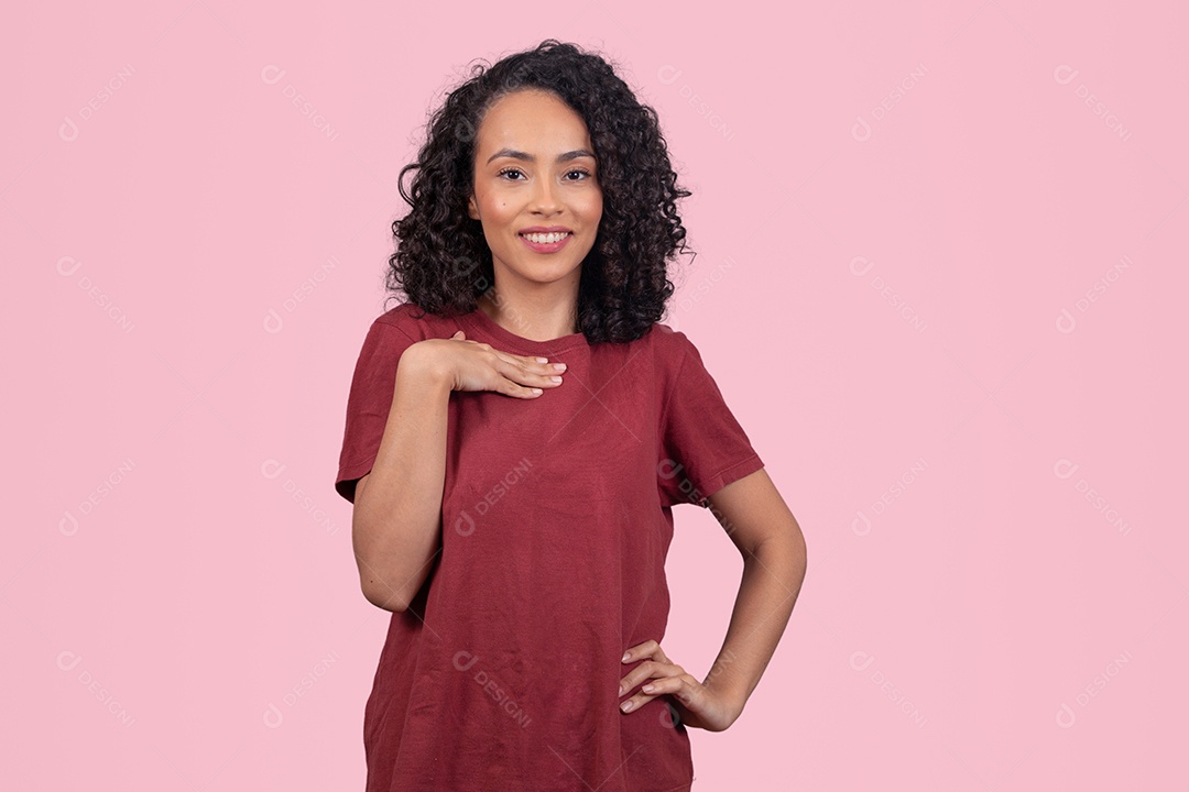 Linda mulher jovem cabelo cacheado sorridente sobre fundo branco