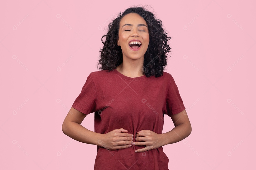 Linda mulher jovem cabelo cacheado sorridente sobre fundo branco