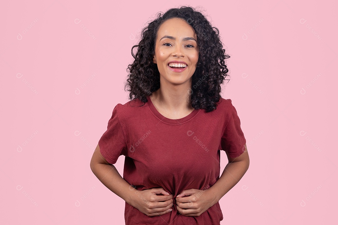 Linda mulher jovem cabelo cacheado sorridente sobre fundo branco