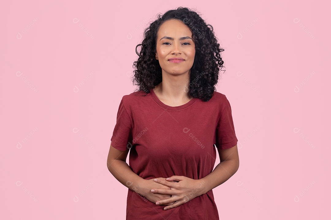 Linda mulher jovem cabelo cacheado sorridente sobre fundo branco