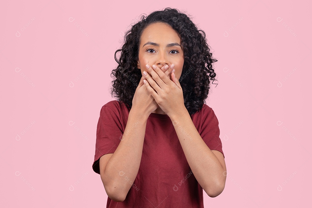 Linda mulher jovem cabelo cacheado sorridente sobre fundo branco