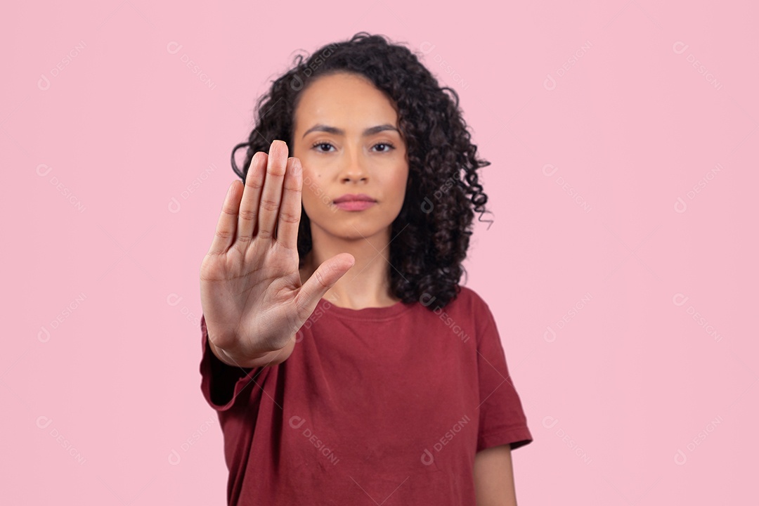 Linda mulher jovem cabelo cacheado sorridente sobre fundo branco