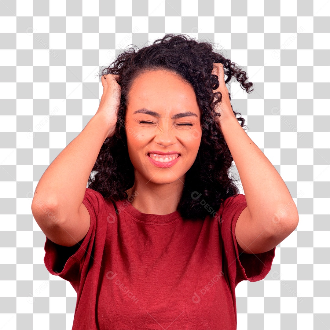 Mulhher morena de blusa puxando seus cabelos cacheados PNG Transparente