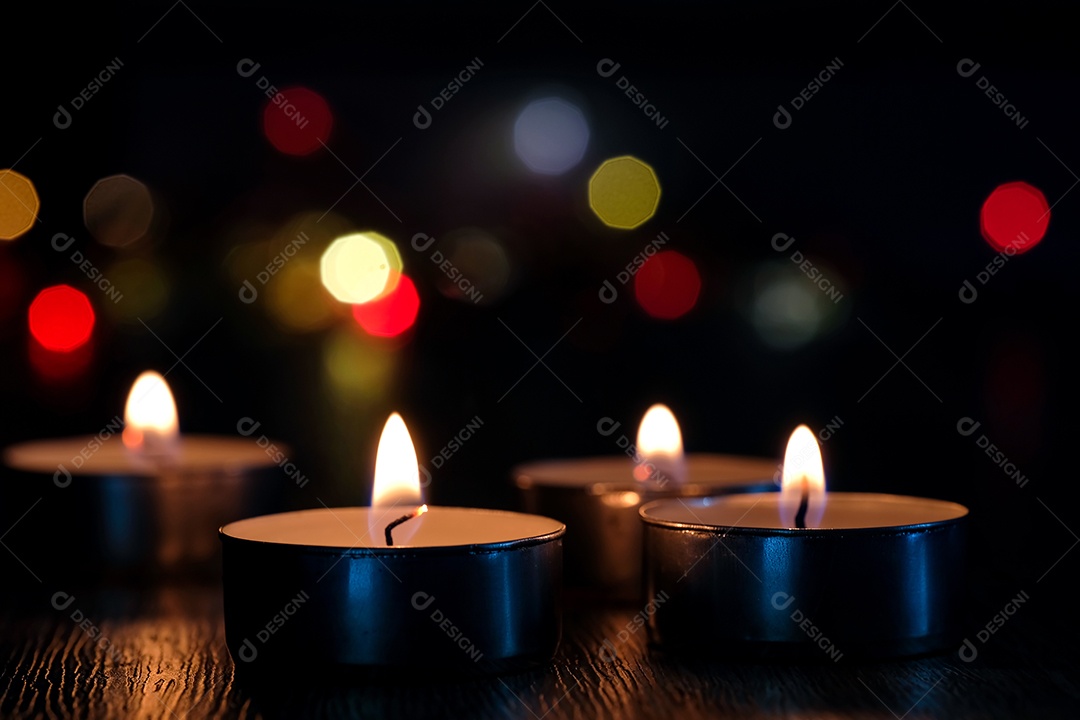 Luz de vela e fundo bokeh na escuridão com ou imagem.