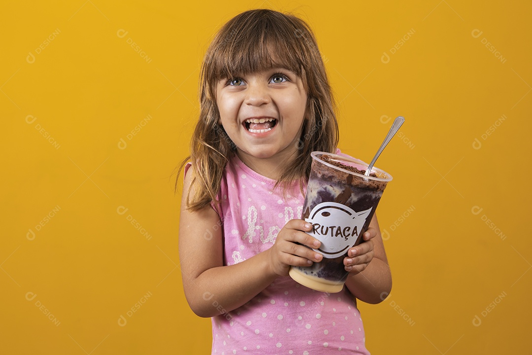 Linda criança segurando copo de açaí comida