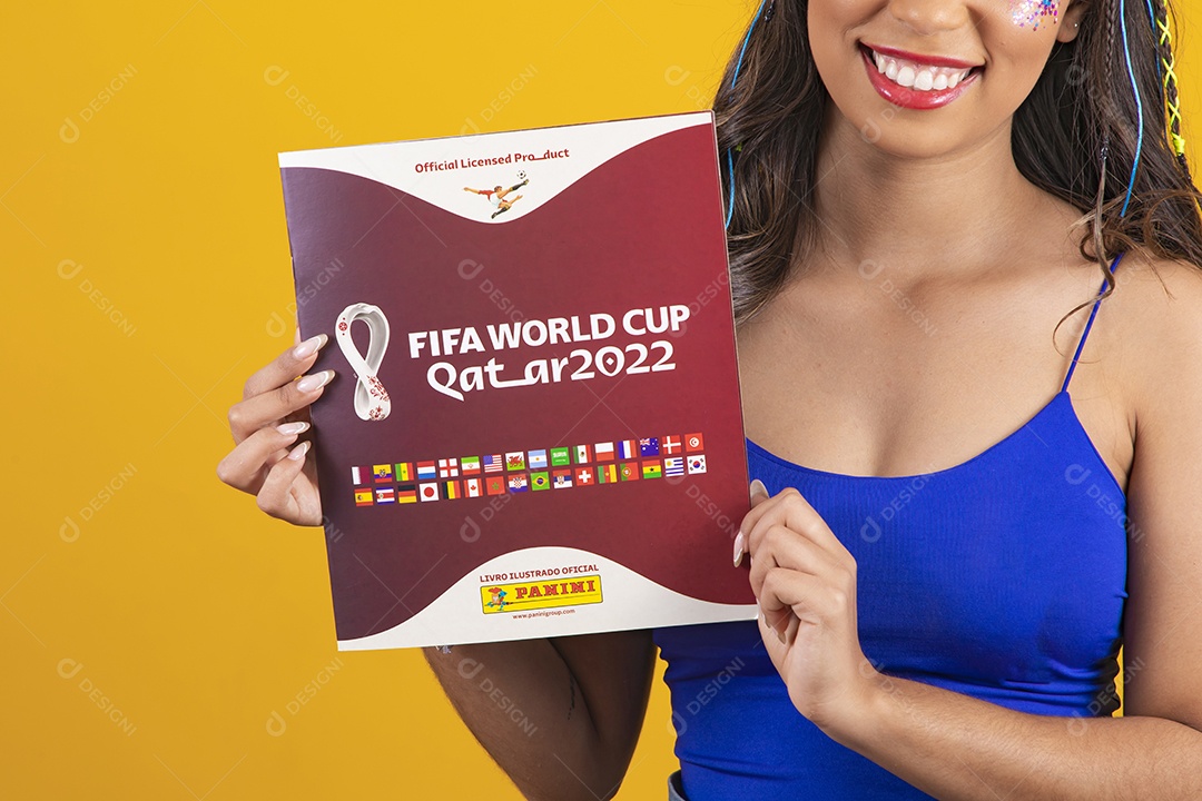 Linda mulher segurando álbum da copa do mundo 2022 sobre um fundo isolado amarelo