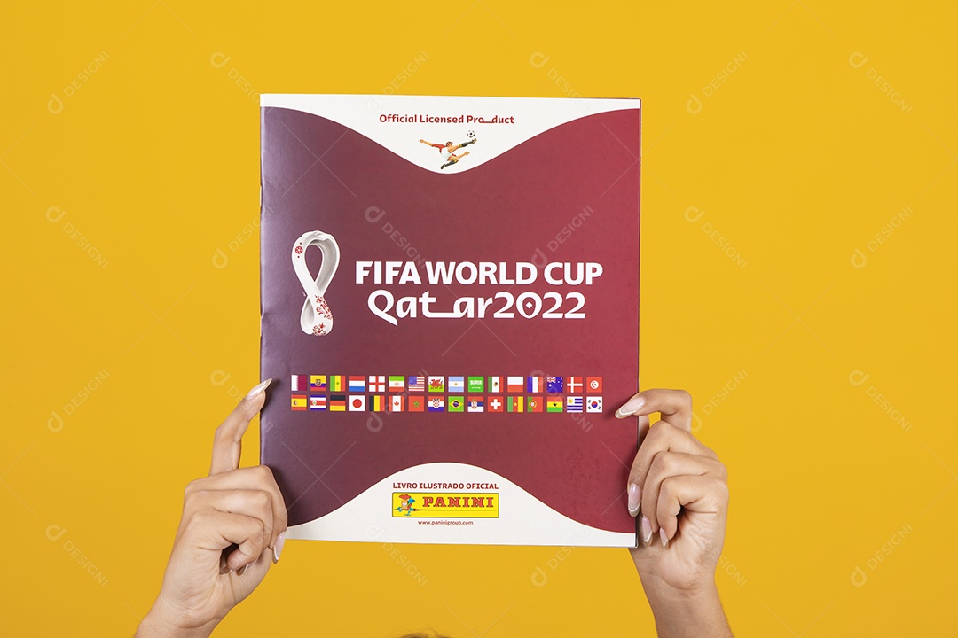 Linda mulher segurando álbum da copa do mundo 2022 sobre um fundo isolado amarelo