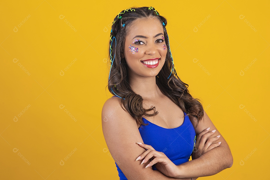 Linda mulher braços cruzados sobre fundo amarelo