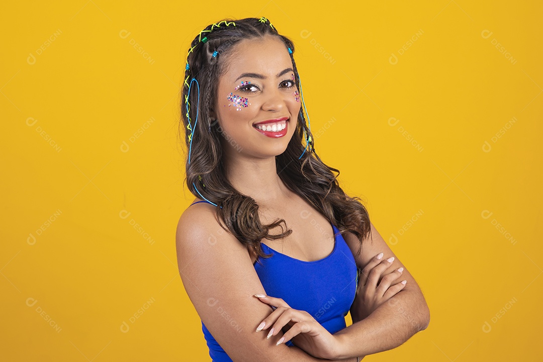 Linda mulher braços cruzados sobre fundo amarelo