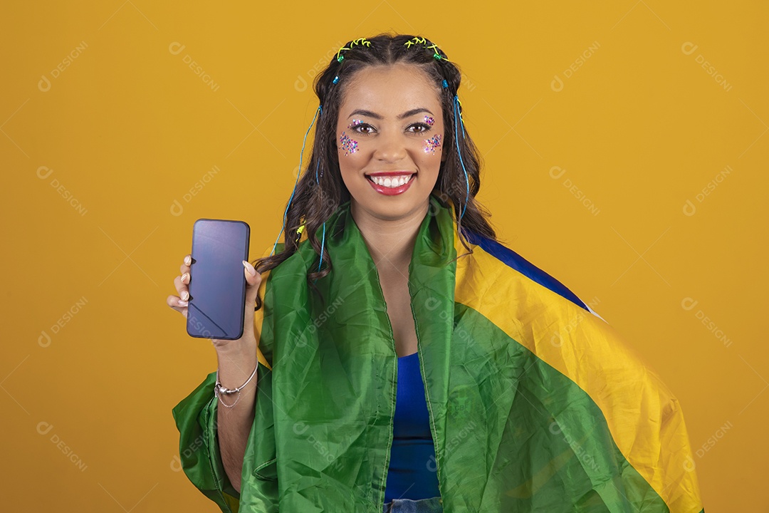 Linda mulher jovem com a bandeira do brasil nas suas costas sobre fundo amarelo