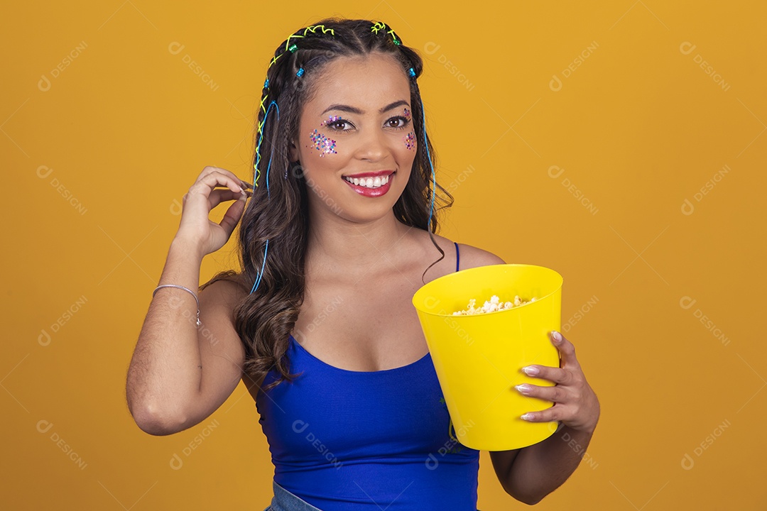 Linda mulher torcedora do brasil segurando balde de pipoca