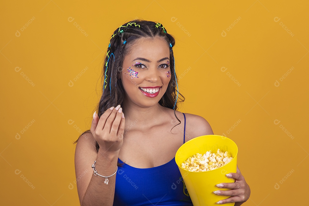 Linda mulher torcedora do brasil segurando balde de pipoca