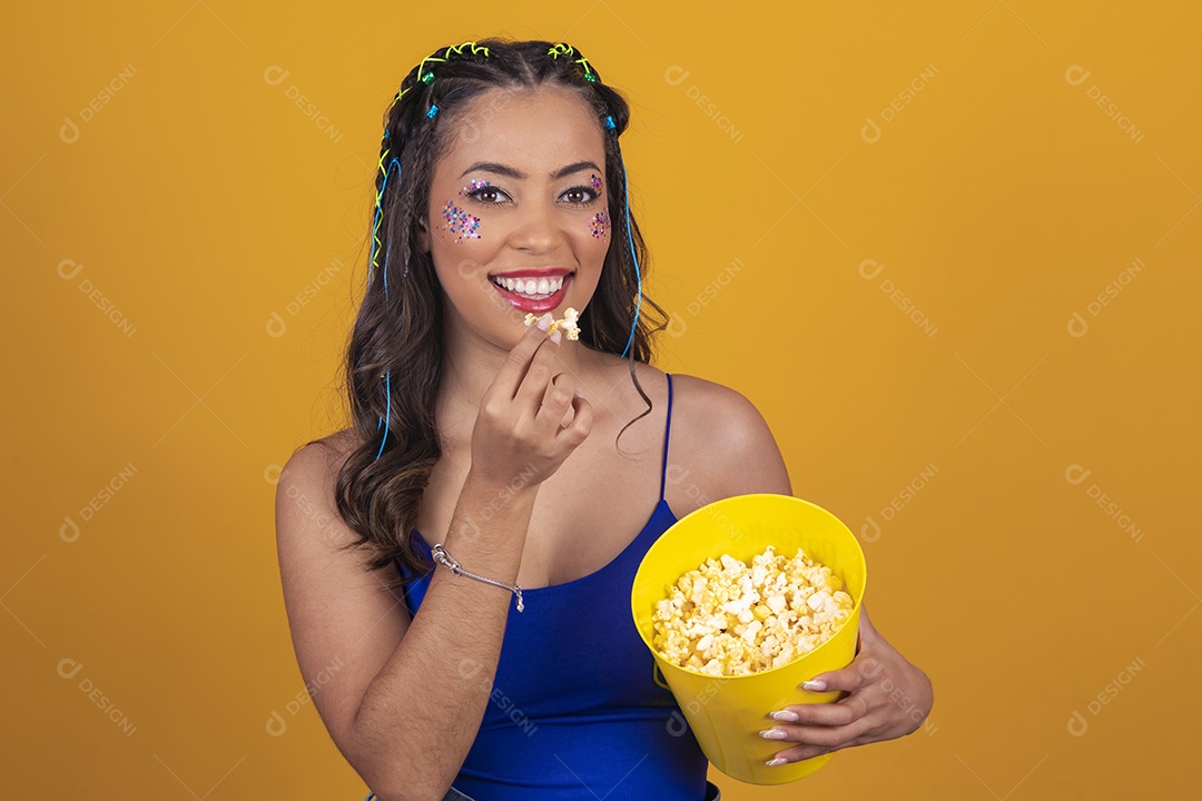 Linda mulher torcedora do brasil segurando balde de pipoca