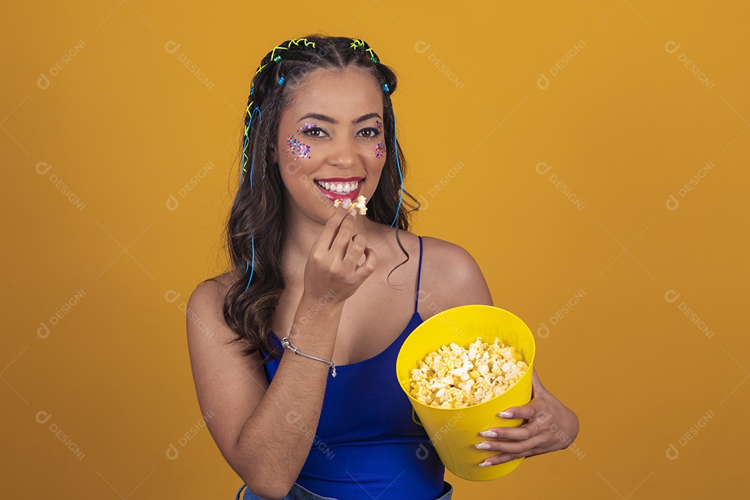 Linda mulher torcedora do brasil segurando balde de pipoca