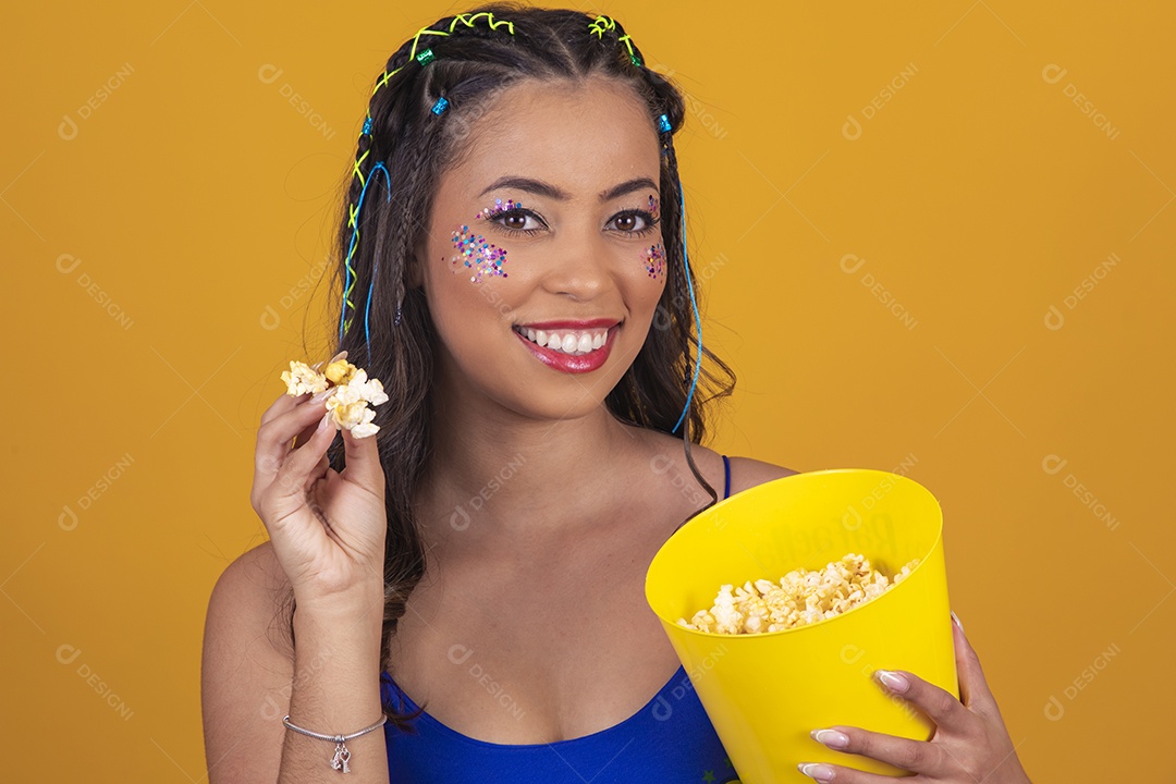 Linda mulher torcedora do brasil segurando balde de pipoca