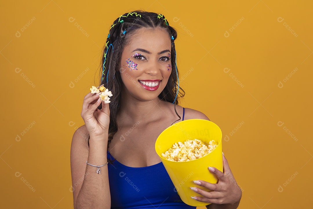 Linda mulher torcedora do brasil segurando balde de pipoca