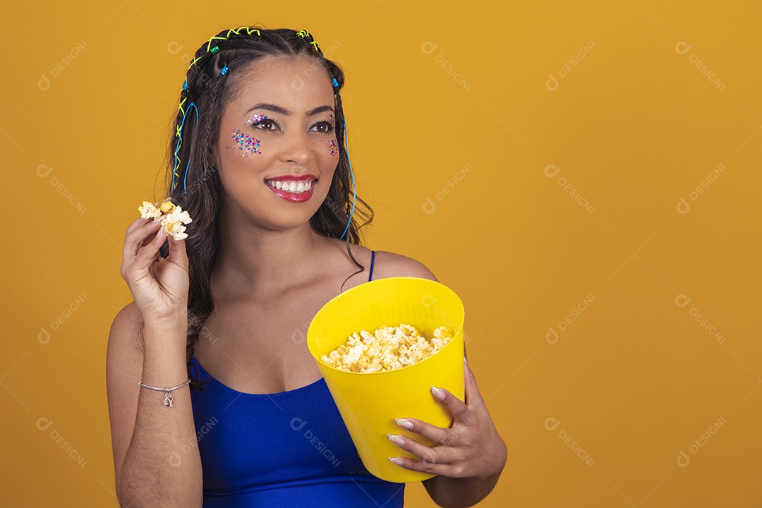 Linda mulher torcedora do brasil segurando balde de pipoca