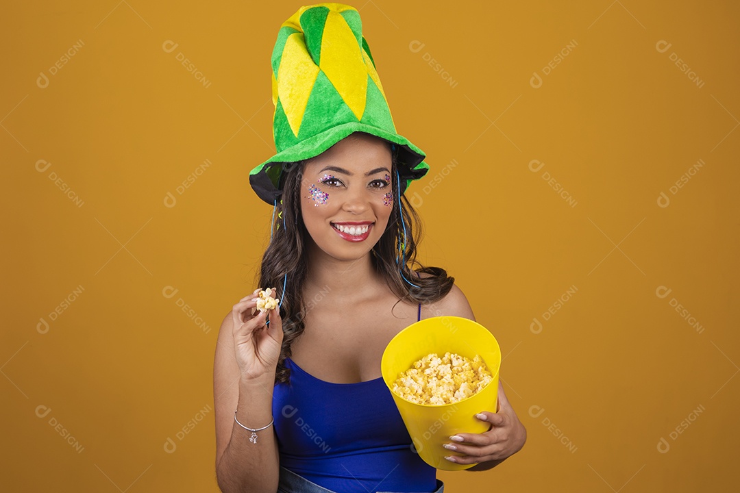 Linda mulher torcedora do brasil segurando balde de pipoca