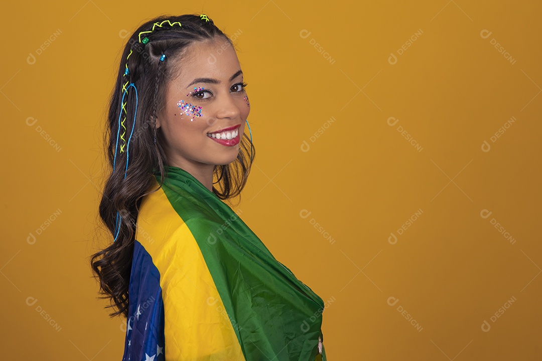 Linda mulher jovem com bandeira do Brasil