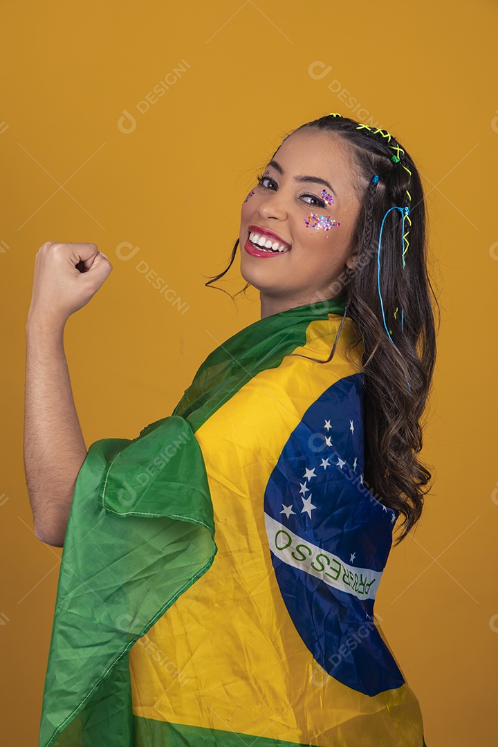 Linda mulher jovem com bandeira do Brasil