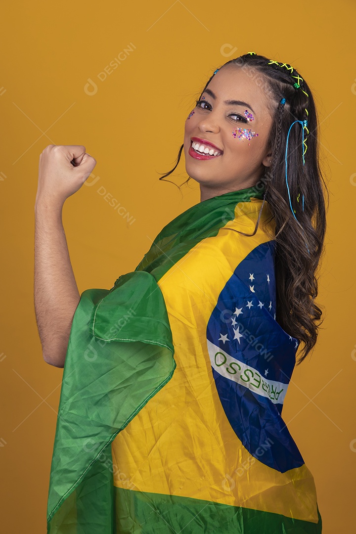 Linda mulher jovem com bandeira do Brasil