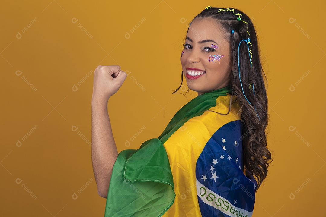 Linda mulher jovem com bandeira do Brasil