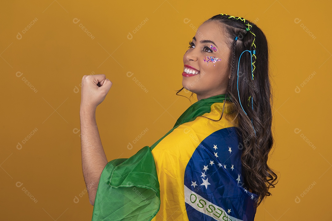 Linda mulher jovem com bandeira do Brasil