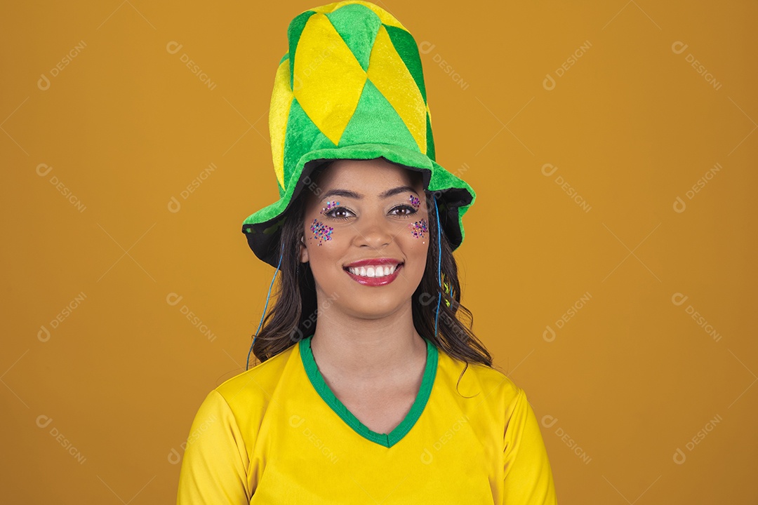 Linda mulher jovem usando camisa do Brasil, torcedora do Brasileira