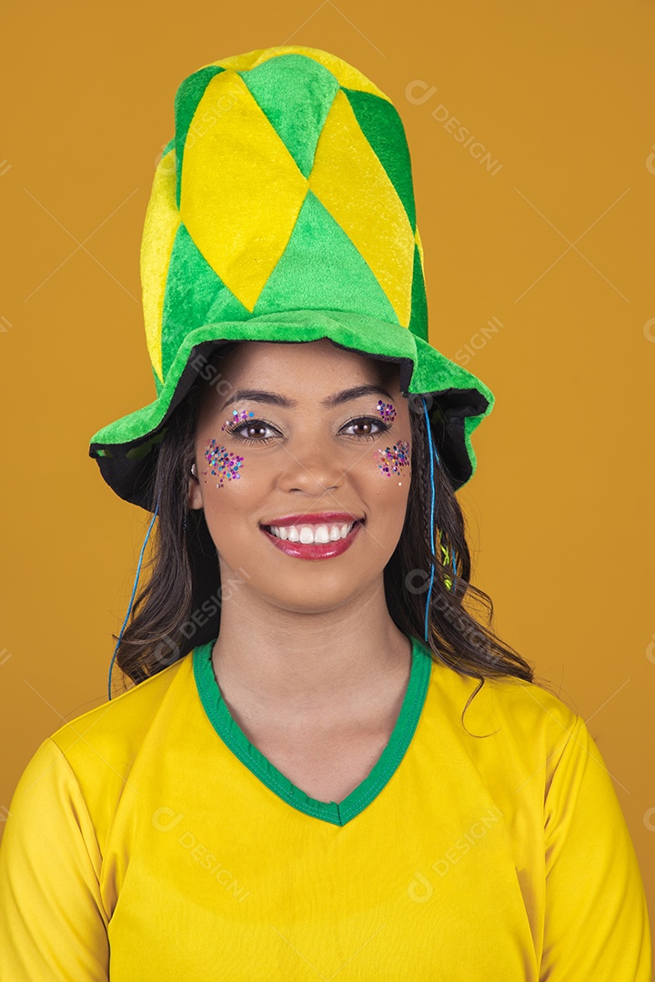 Linda mulher jovem usando camisa do Brasil, torcedora do Brasileira