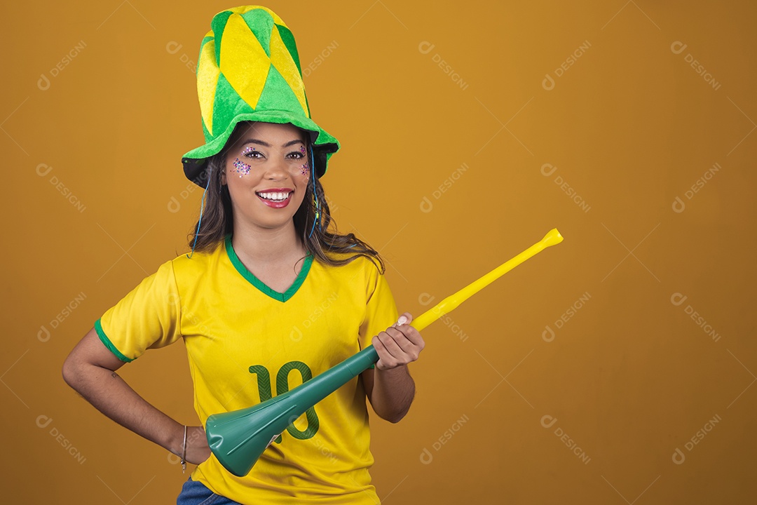 Linda mulher jovem usando camisa do Brasil, torcedora do Brasileira