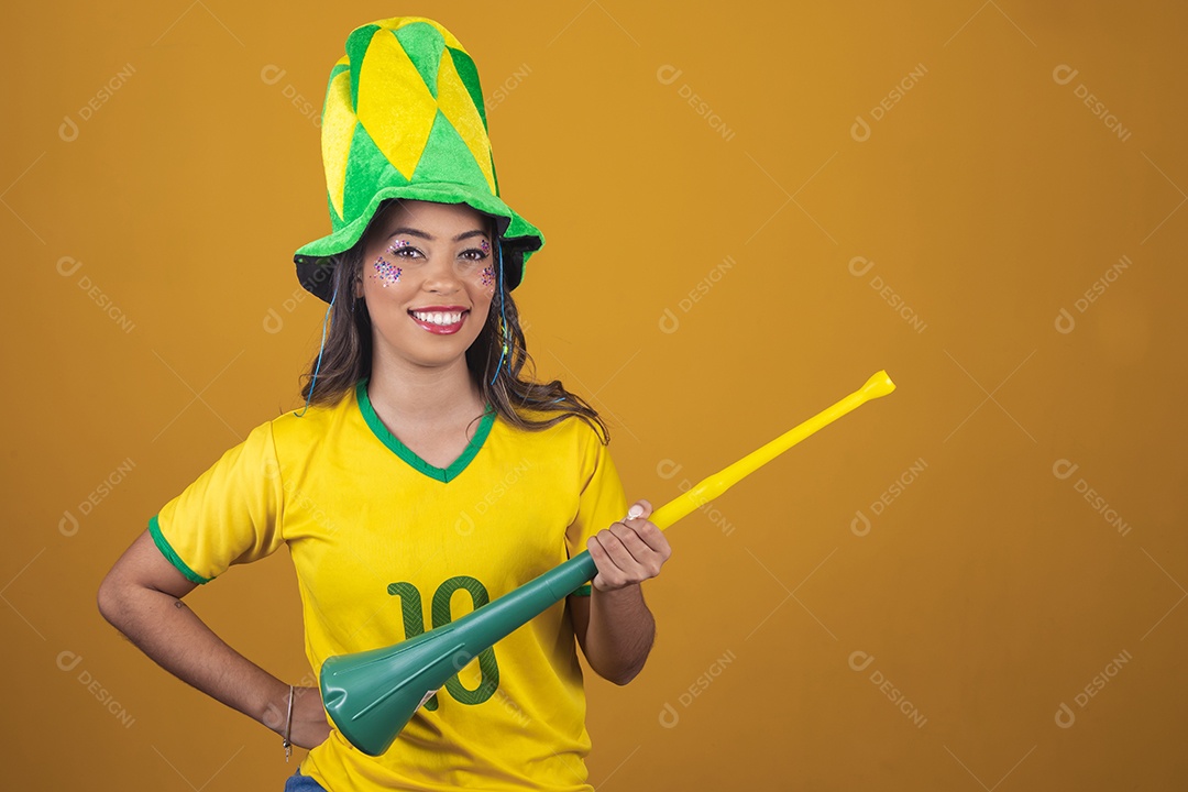 Linda mulher jovem usando camisa do Brasil, torcedora do Brasileira