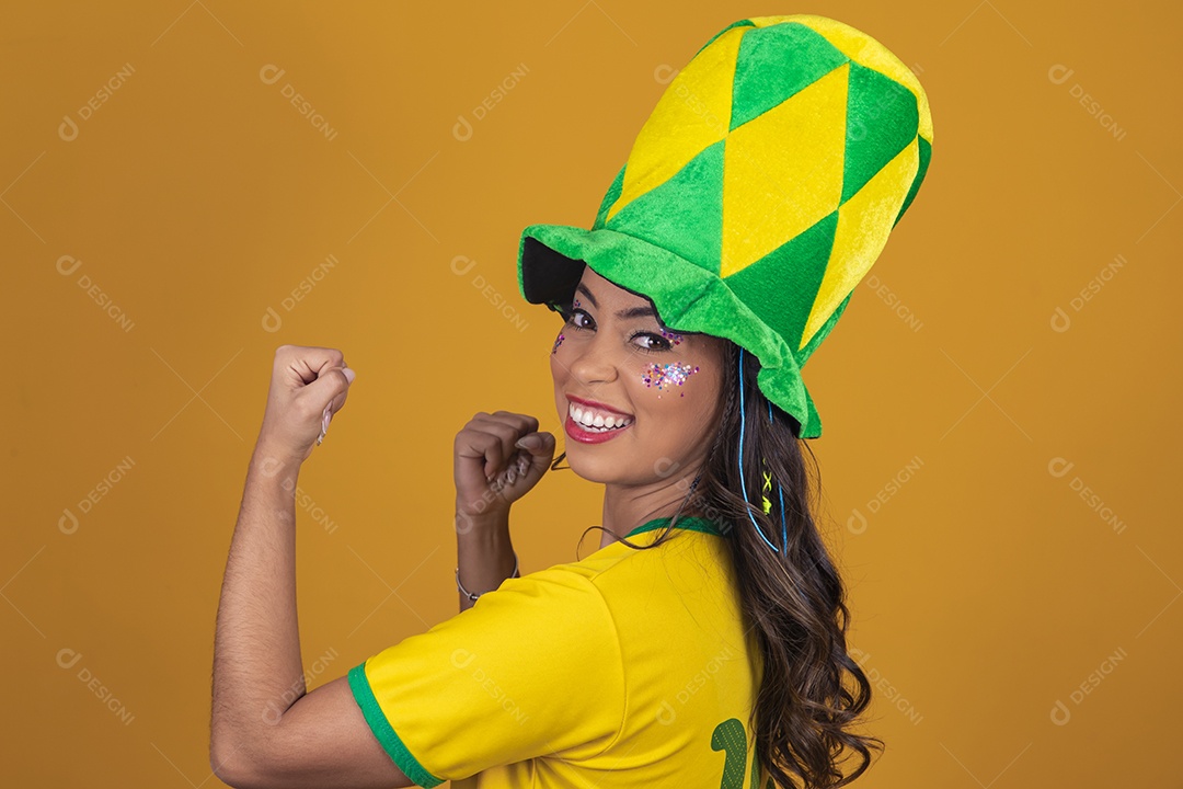 Linda mulher jovem usando camisa do Brasil, torcedora do Brasileira