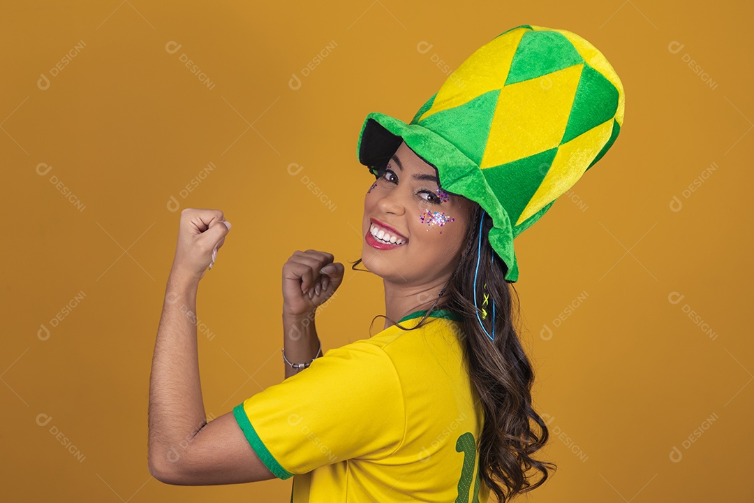 Linda mulher jovem usando camisa do Brasil, torcedora do Brasileira