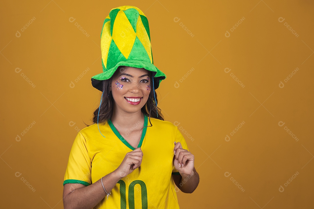 Linda mulher jovem usando camisa do Brasil, torcedora do Brasileira