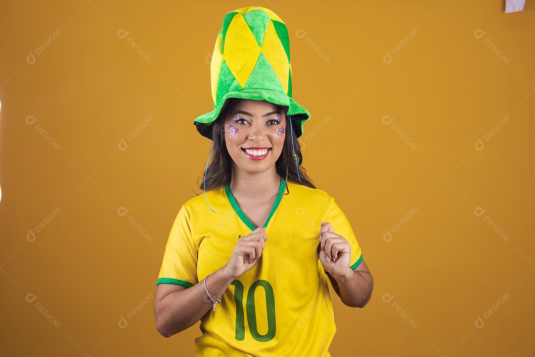 Linda mulher jovem usando camisa do Brasil, torcedora do Brasileira