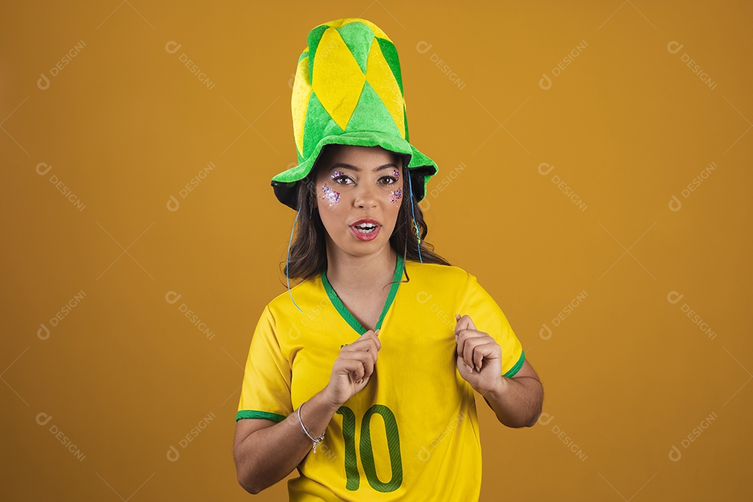Linda mulher jovem usando camisa do Brasil, torcedora do Brasileira