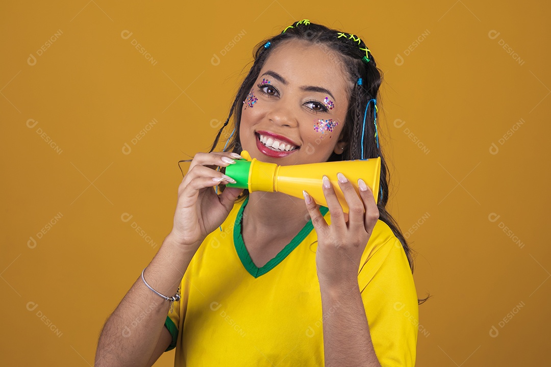 Linda mulher jovem usando camisa do Brasil, torcedora do Brasileira