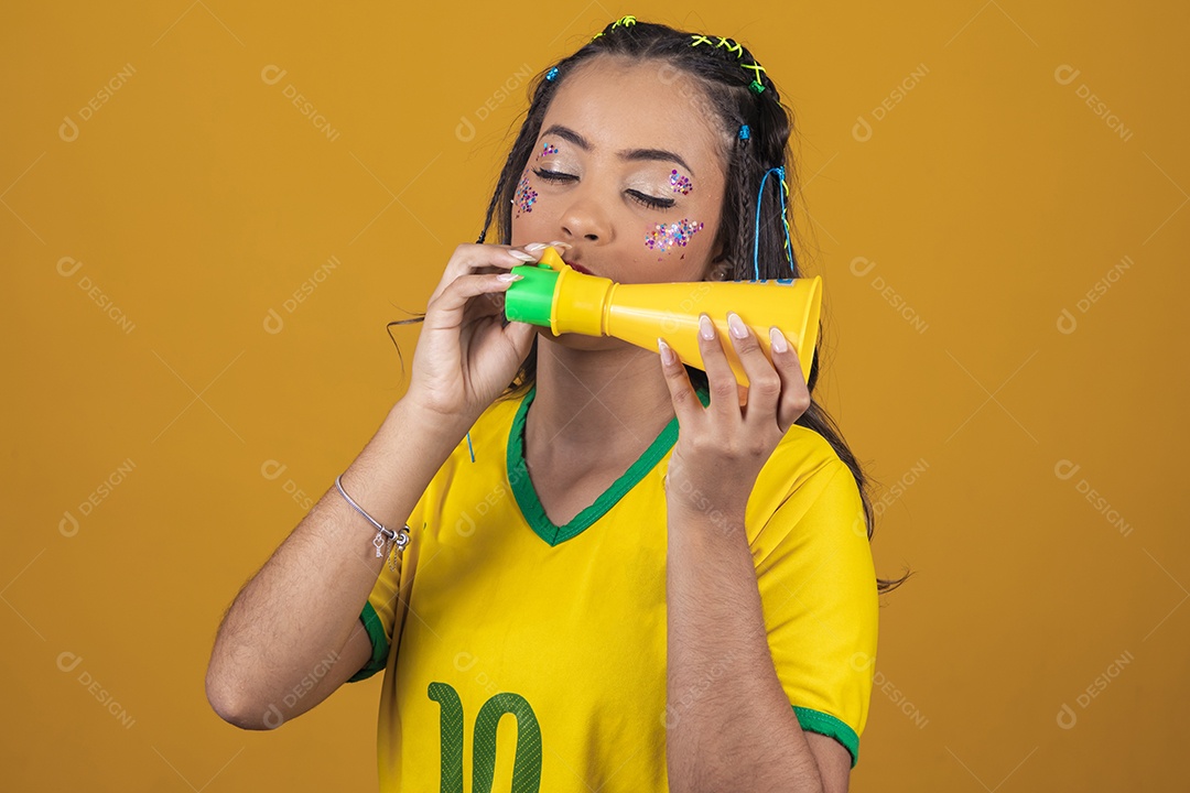 Linda mulher jovem usando camisa do Brasil, torcedora do Brasileira