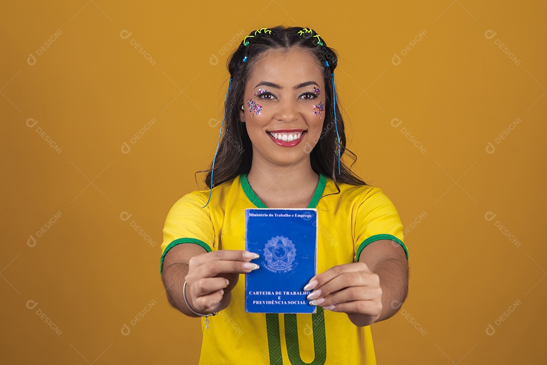 Linda mulher jovem usando camisa do Brasil segurando uma carteira de trabalho da previdência social