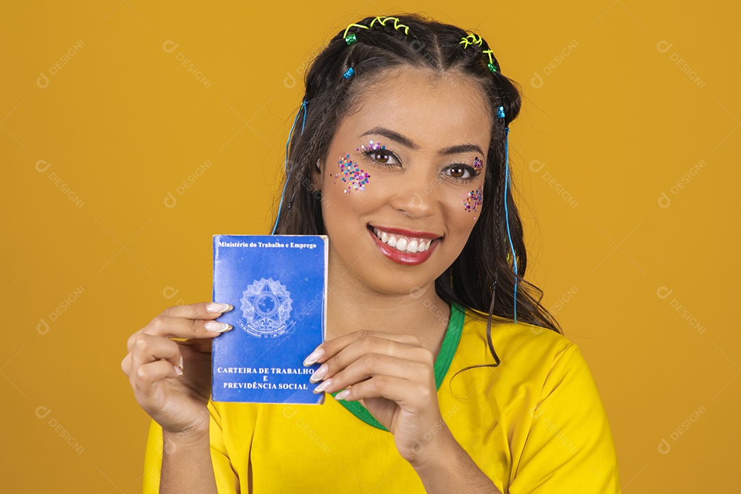 Linda mulher jovem usando camisa do Brasil segurando uma carteira de trabalho da previdência social