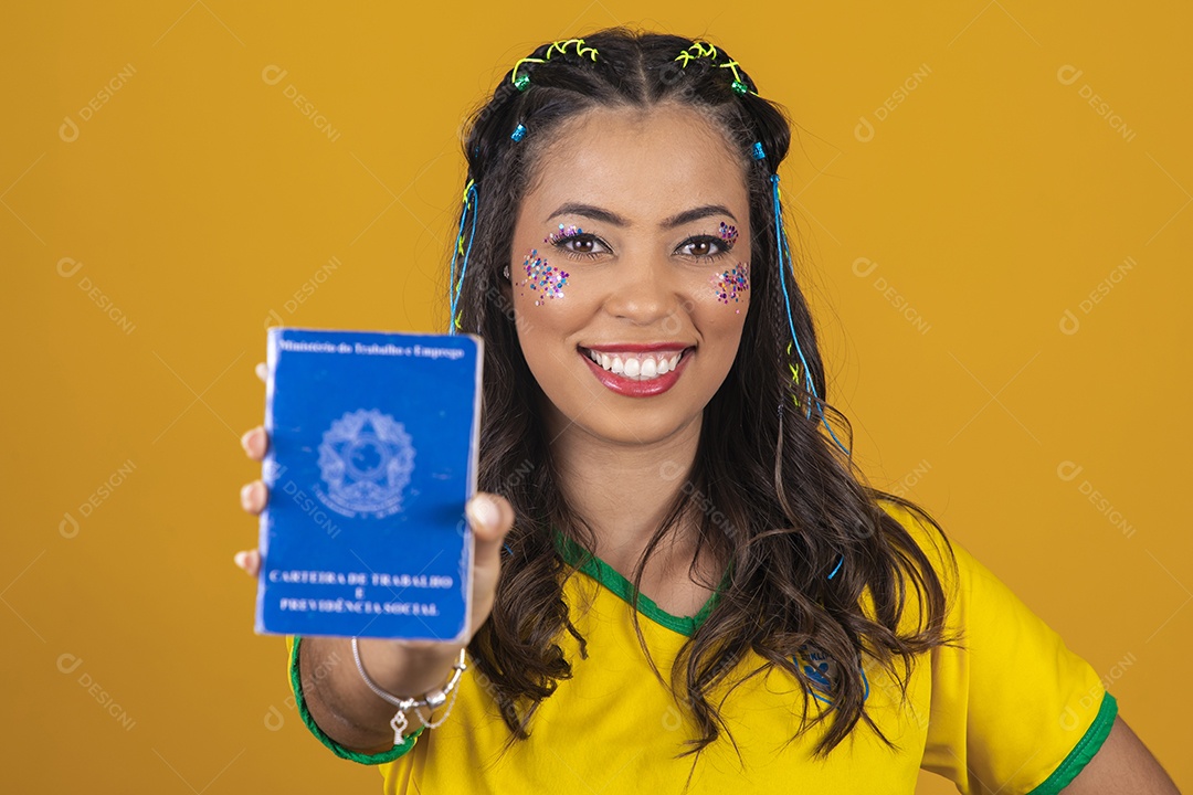 Linda mulher jovem usando camisa do Brasil segurando uma carteira de trabalho da previdência social