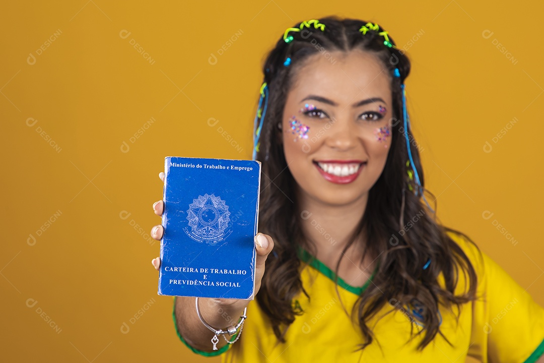 Linda mulher jovem usando camisa do Brasil segurando uma carteira de trabalho da previdência social