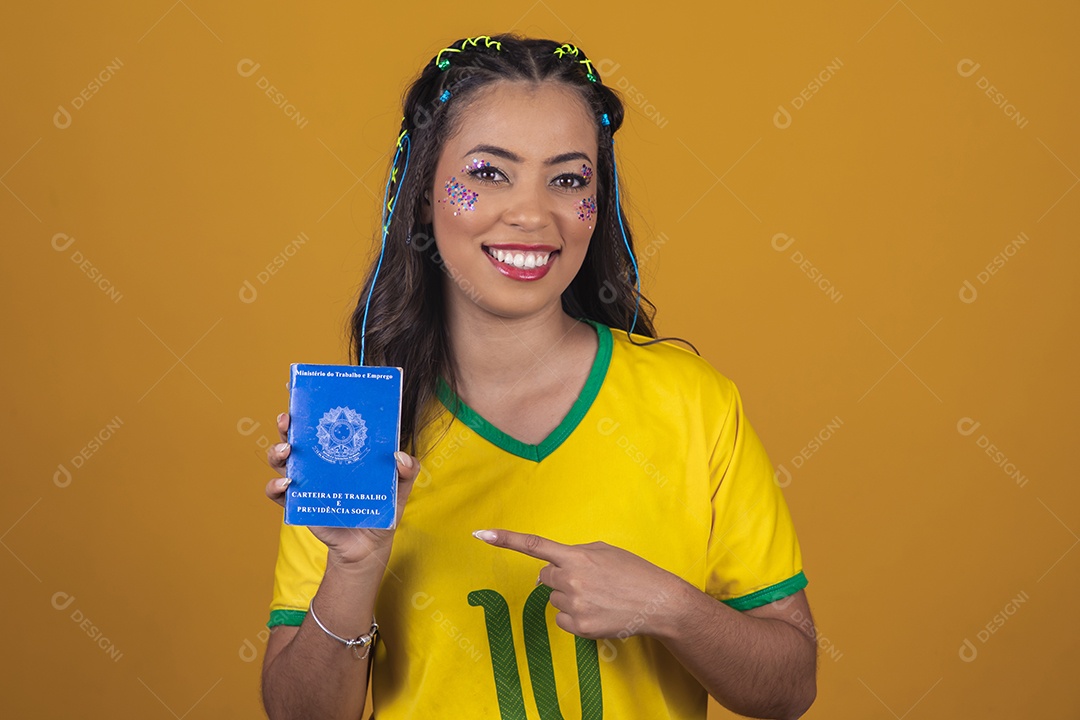 Linda mulher jovem usando camisa do Brasil segurando uma carteira de trabalho da previdência social