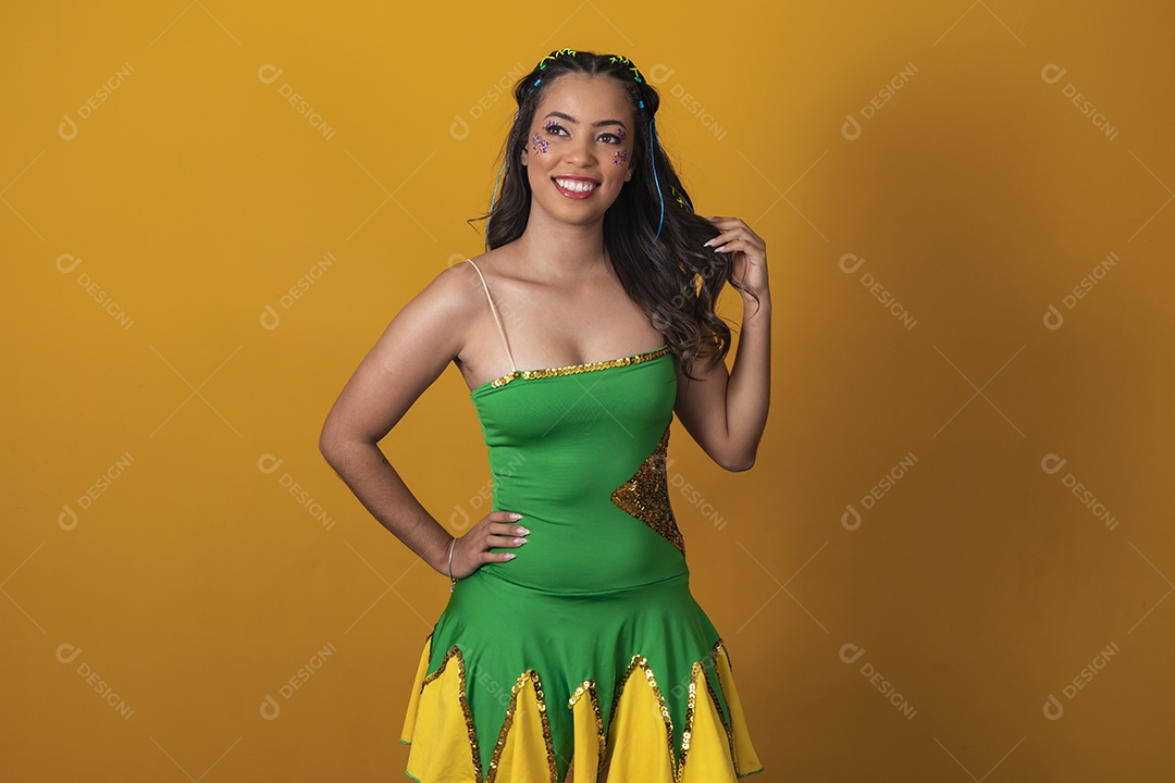 Linda mulher jovem usando vestido verde e amarelo simbolizando o Brasil