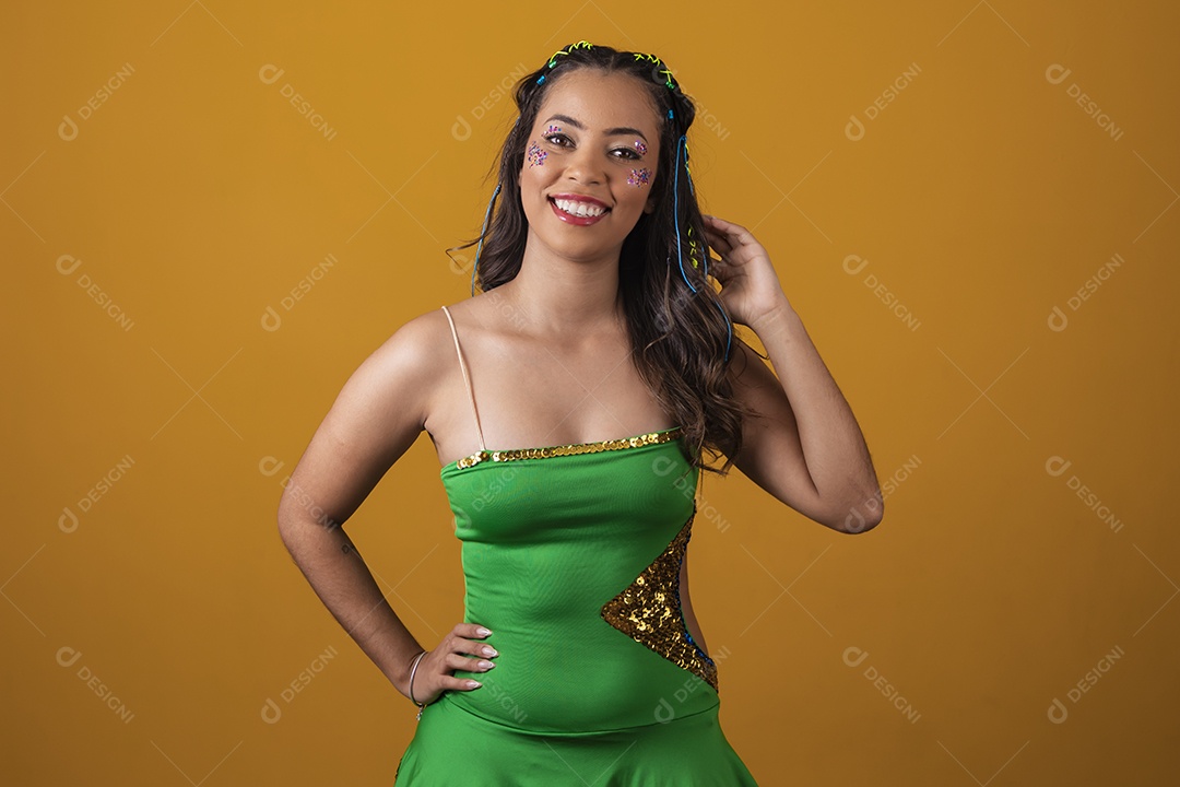 Linda mulher jovem usando vestido verde e amarelo simbolizando o Brasil